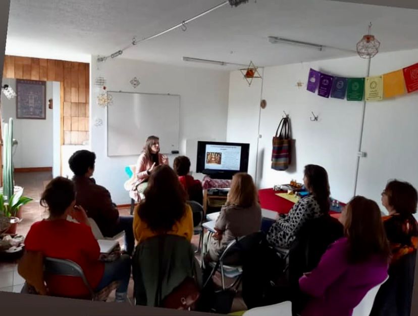Clase teórica de aromaterapia en sala
